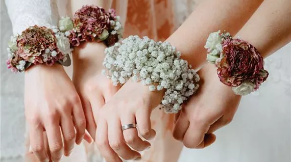 Floristischer Schmuck am Handgelenk